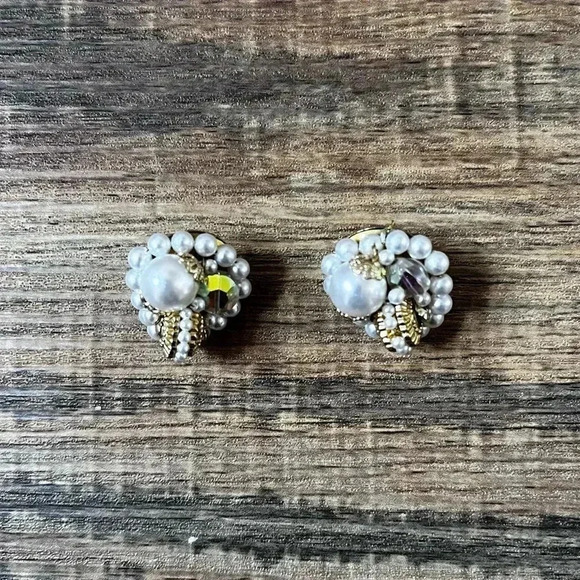 Vintage Gold Cluster Pearl and Rhinestone Clip On Earrings - Picture 3 of 5